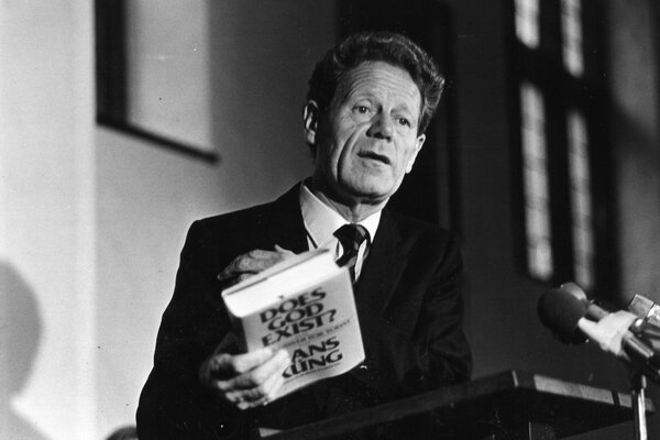 The theologian Hans Küng speaking in New York in 1980, with a copy of one of the more than 50 books he wrote. “Never again would a theologian have such influence,” a Vatican expert wrote after all Dr. Küng’s proposals at the Second Vatican Council were accepted in the council’s final documents.